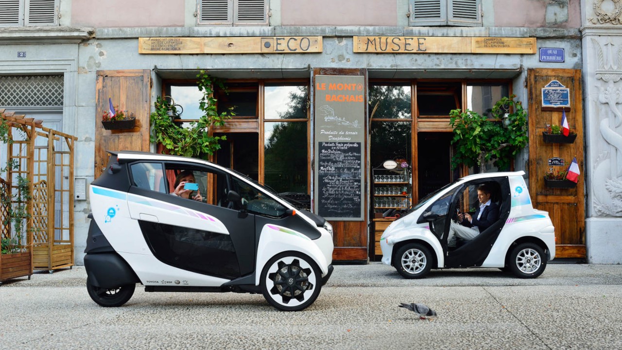 Toyota i-ROAD en COMS, exterieur, zijkant, wit