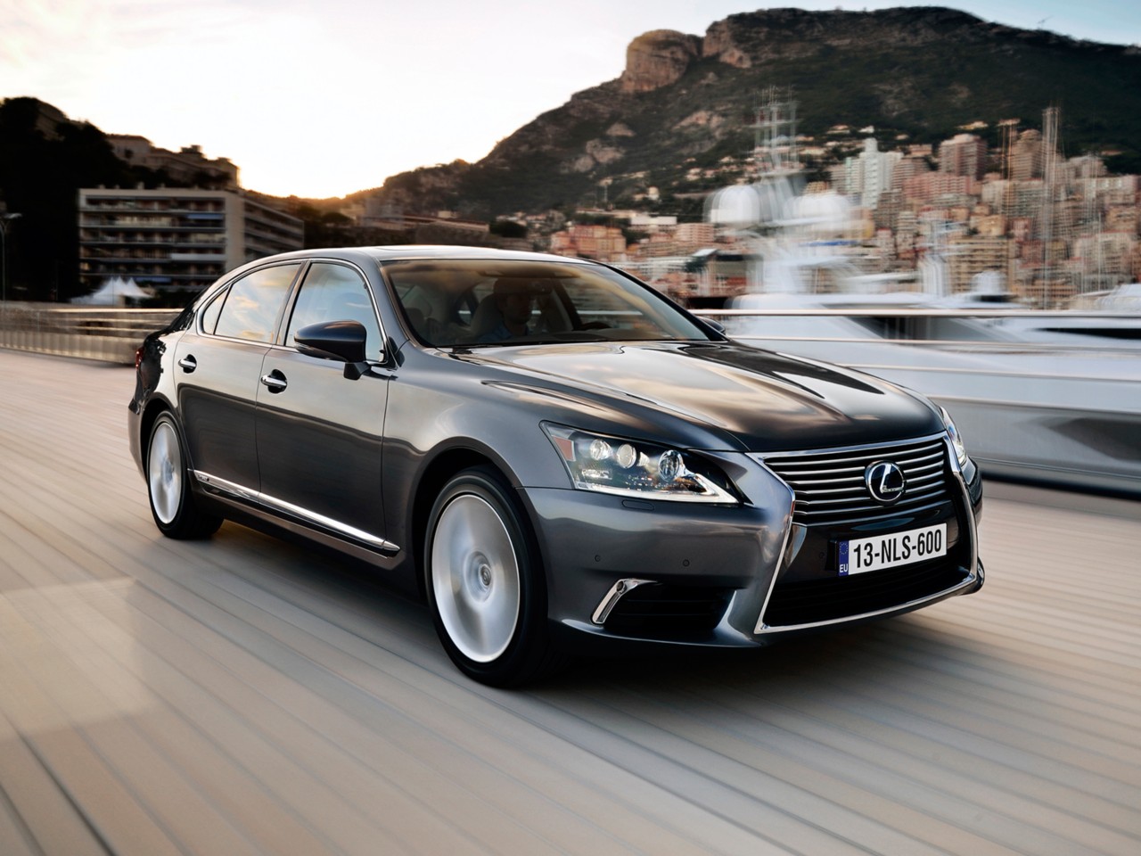 Lexus LS 600h, exterieur, rechtsvoor, grijs