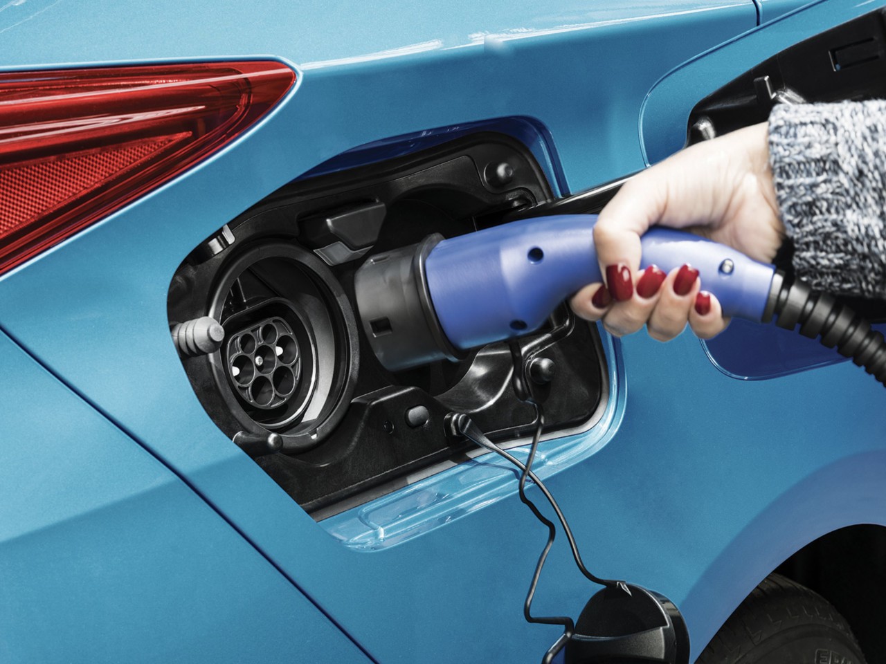 Toyota Plug in Hybrid, exterieur, laadkabel, blauw
