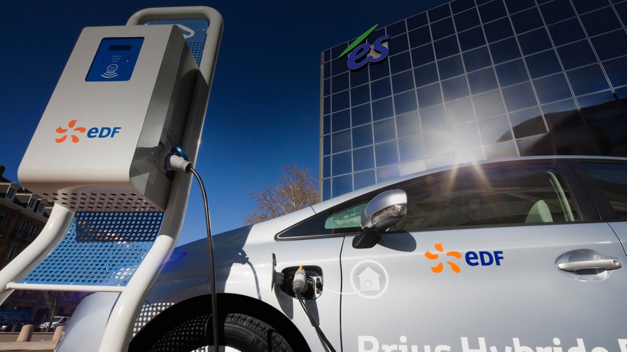 Toyota, plug in hybrid, laadpaal