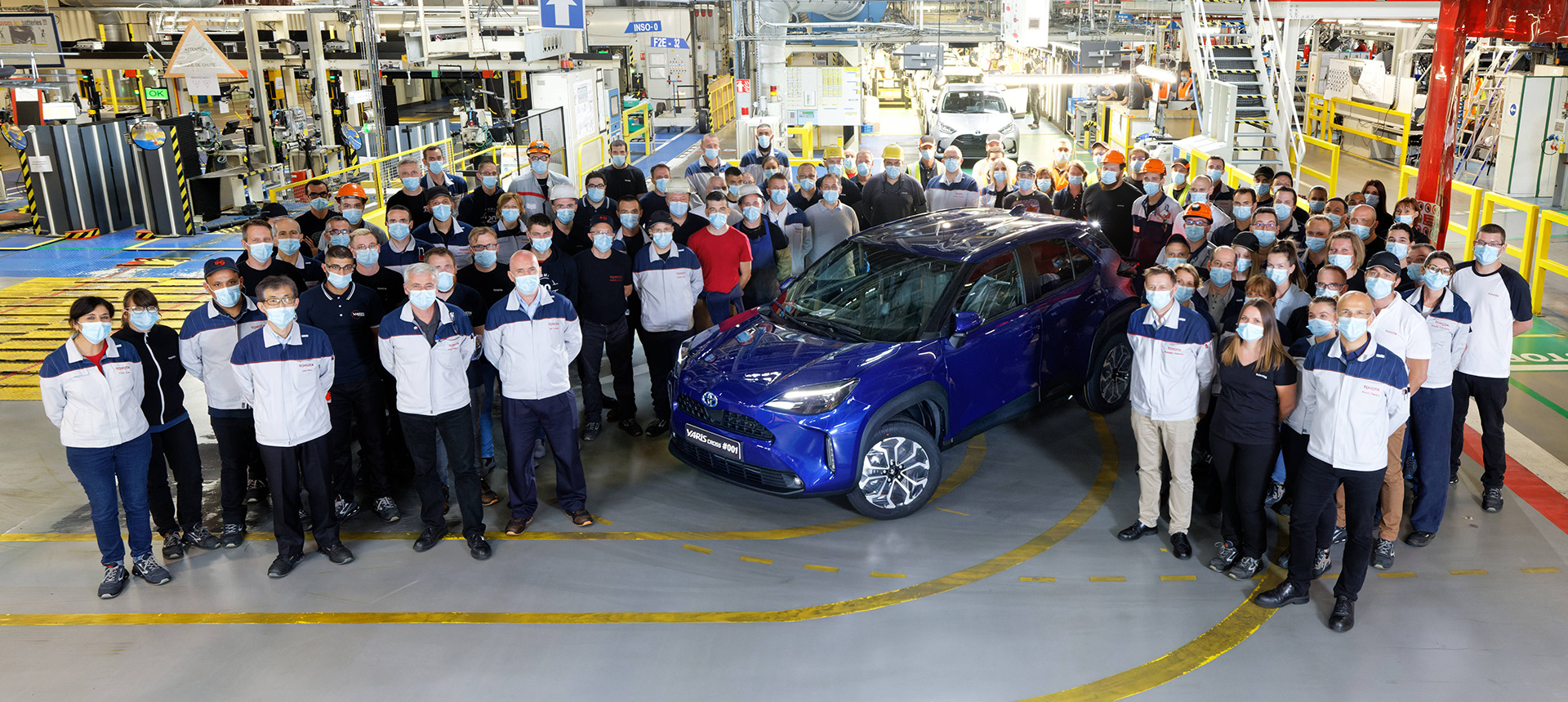 Toyota, Yaris, Cross, exterieur, driekwart, rechts, voor, in, fabriek, groepsfoto, personeel