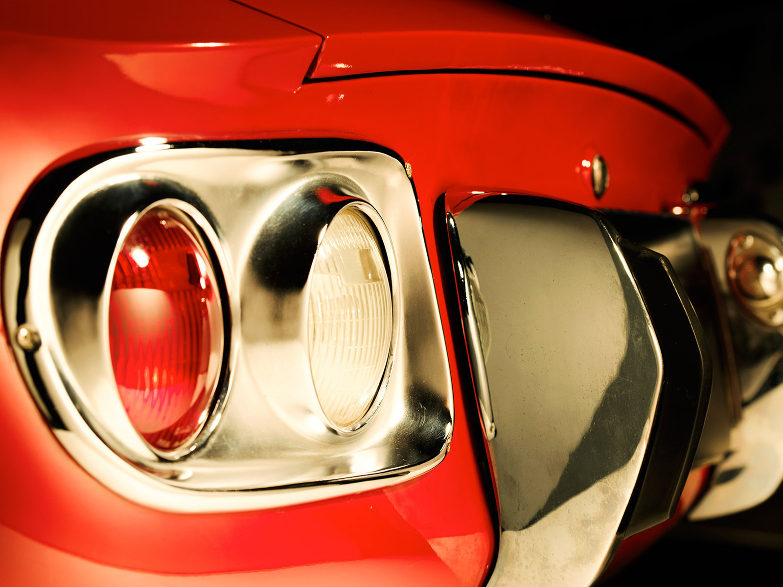 Toyota 2000GT, exterieur, schuin achter, rood, achterlichten, detailbeeld