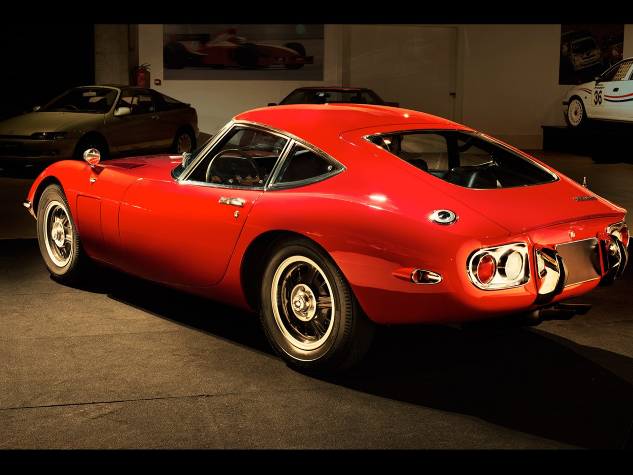 Toyota 2000GT, exterieur, schuin achter, rood