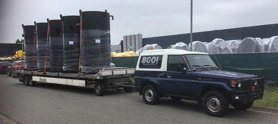 Toyota Land Cruiser 70, exterieur, rechtsvoor, blauw, wit, met 10 meter aanhanger