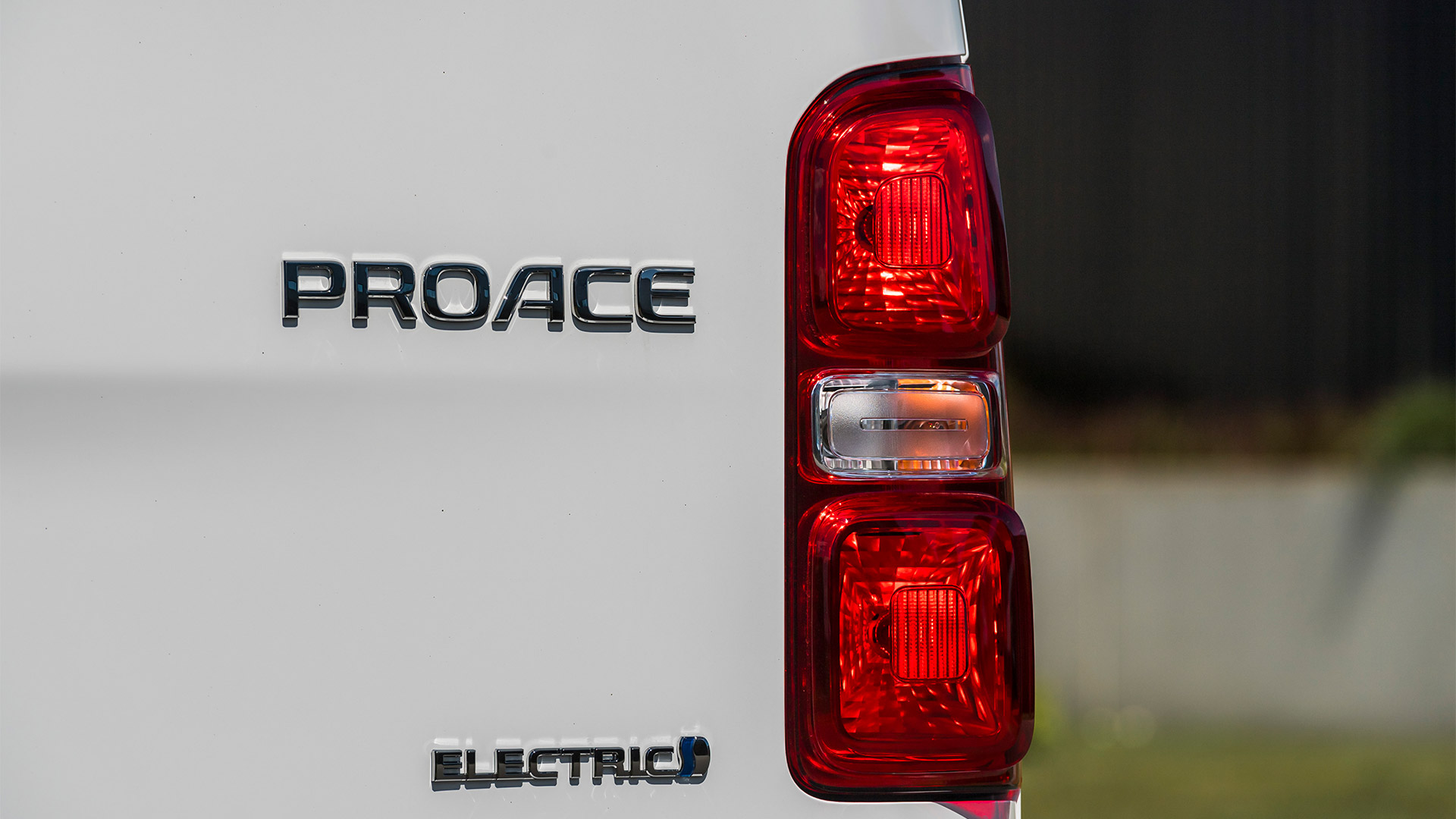 Toyota_PROACE_Electric_achterkant_wit_detail