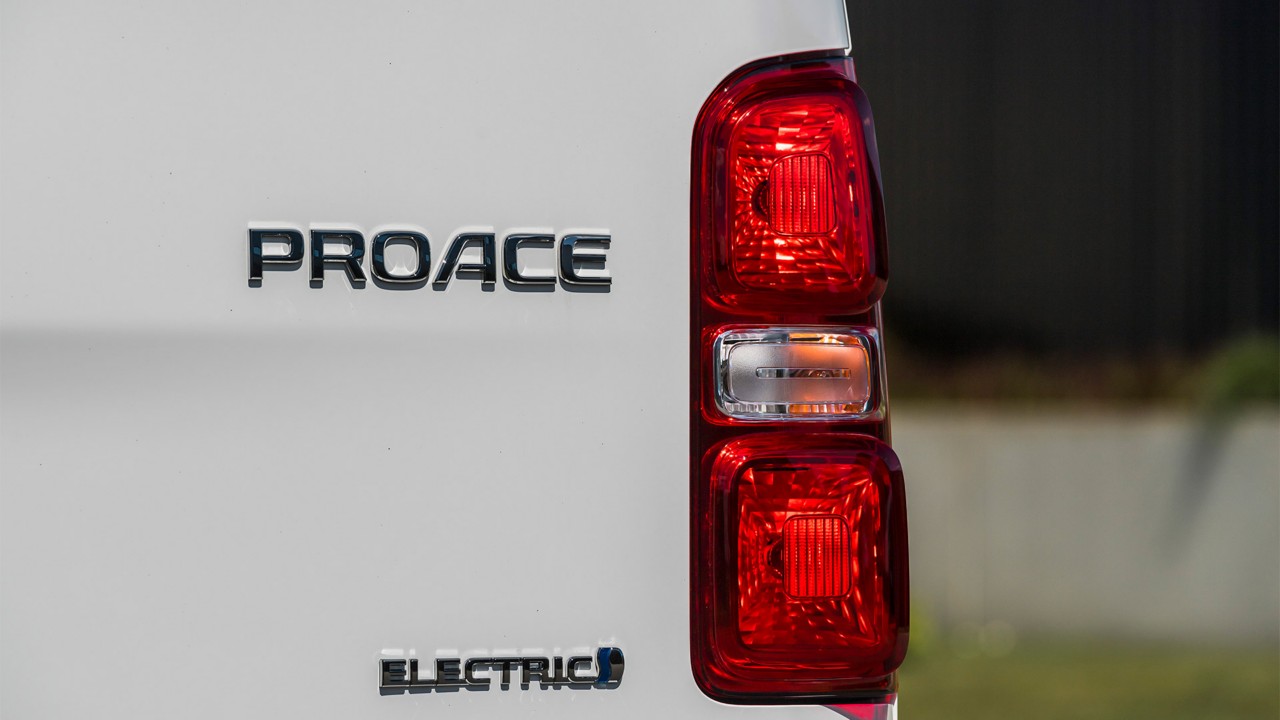 Toyota_PROACE_Electric_achterkant_wit_detail