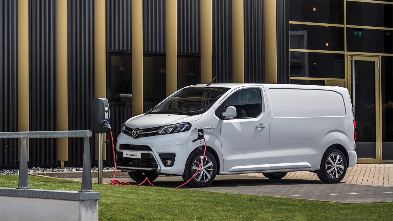 Toyota_PROACE_Electric_zijkant_wit_opladen