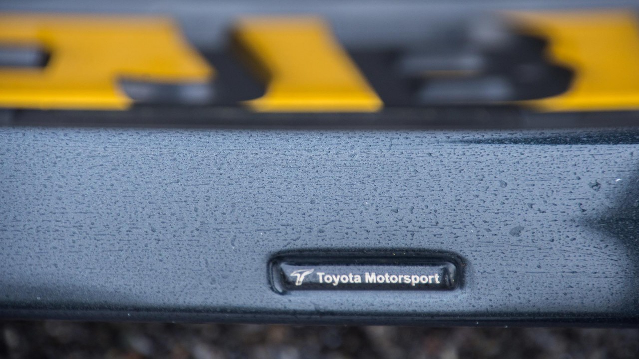 Toyota Avensis Motorsport detail embleem