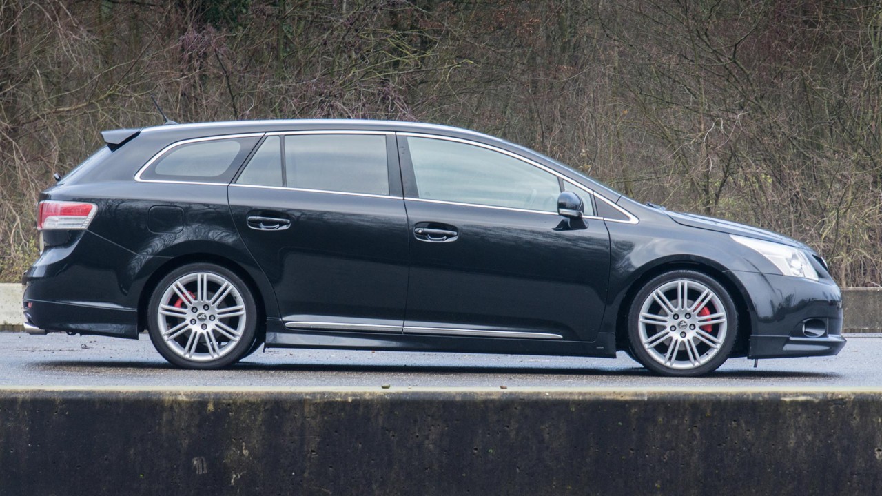 Zijaanzicht van een blauwe Toyota Avensis