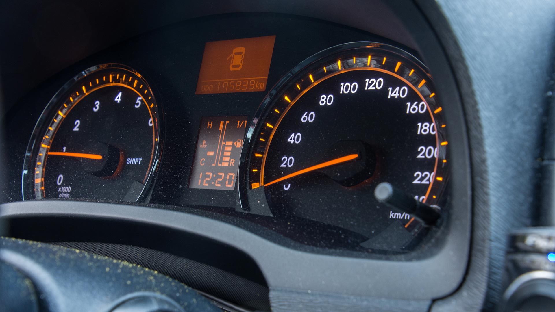 Toyota Avensis Motorsport interieur dashboard klokken
