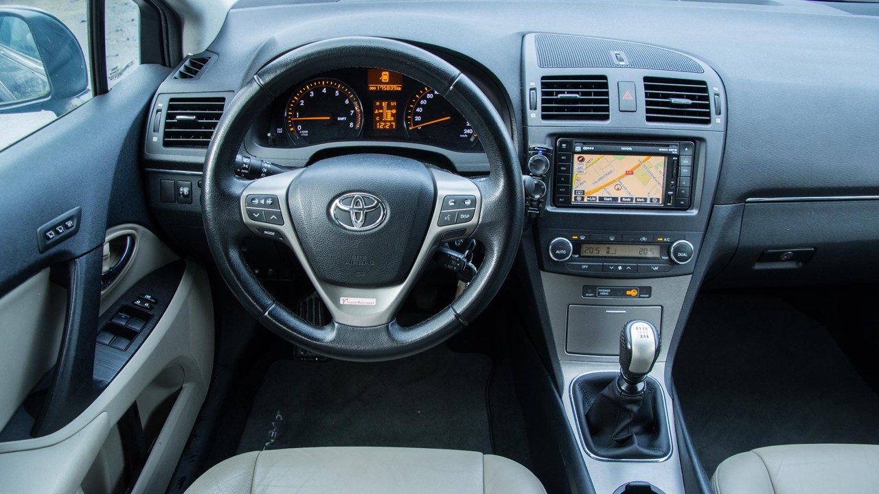 Toyota Avensis Motorsport interieur stuur en dashboard