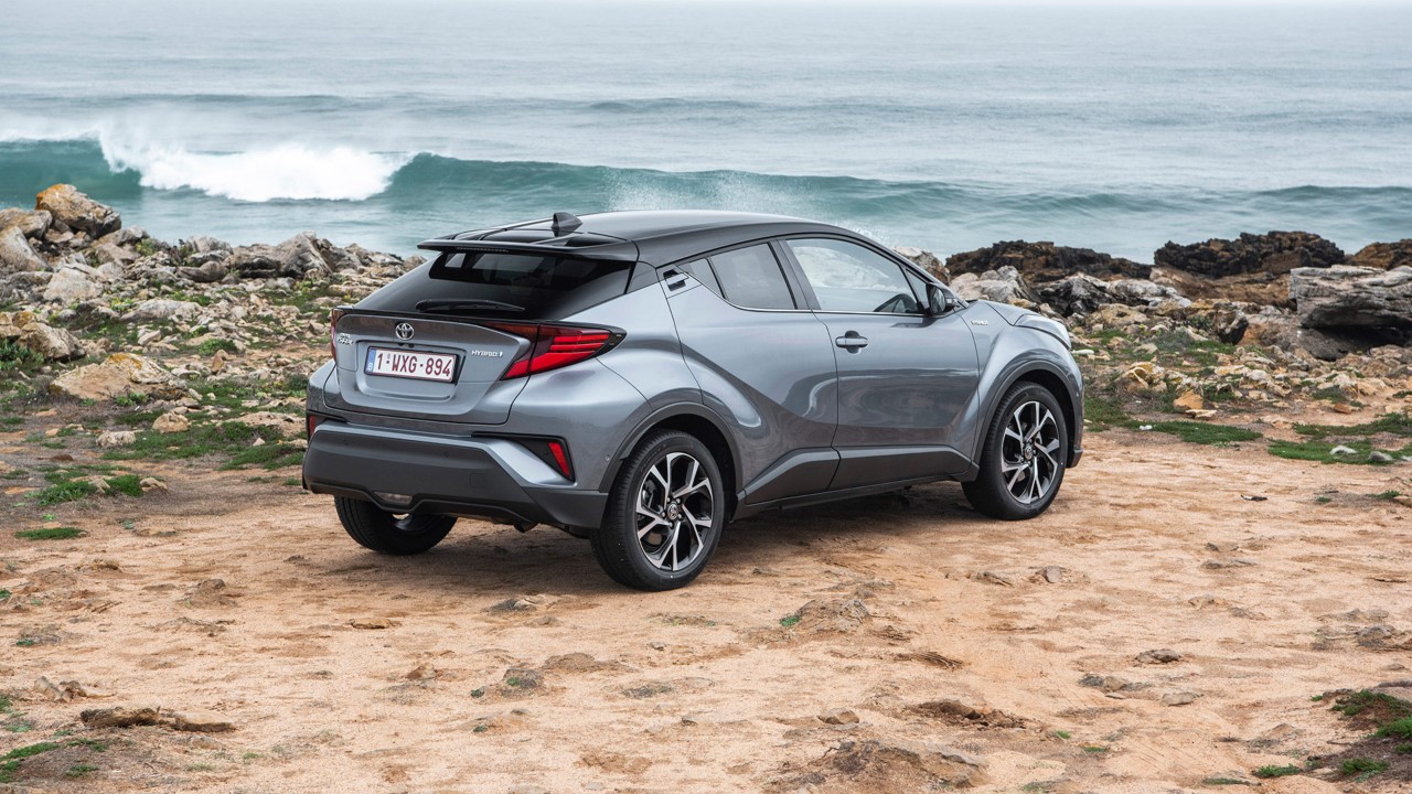 Toyota, C-HR, exterieur, achterkant, driekwart, links, stilstaand, zee