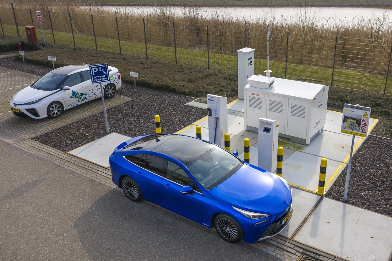 Toyota Mirai, exterieur, waterstofstation, birdseye