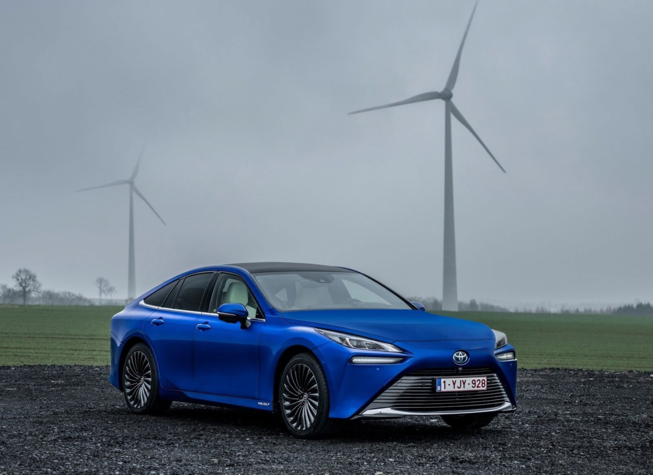 Toyota Mirai, exterieur, driekwart rechts voor, windmolens