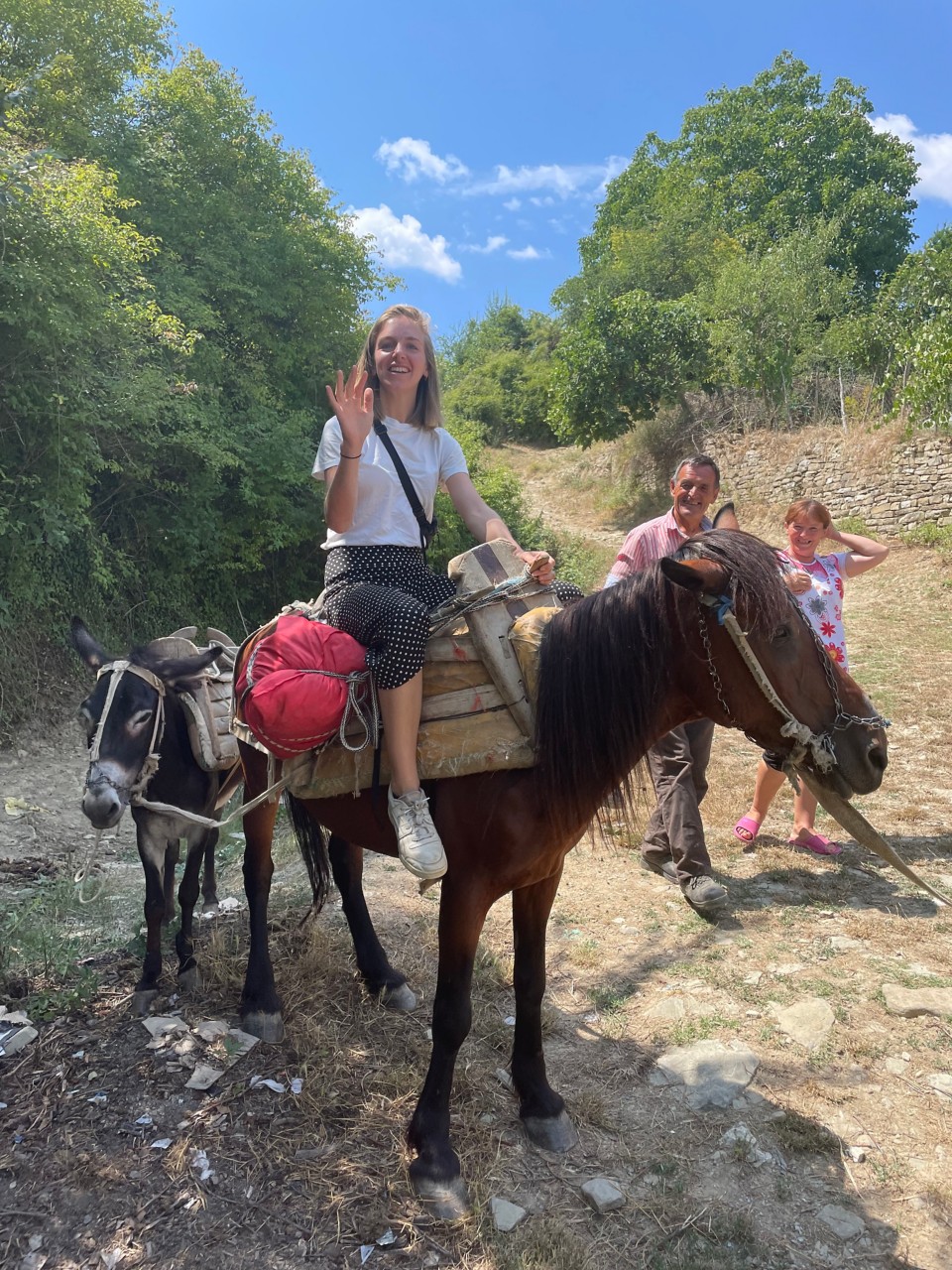 Toyota, Annelouc op een paard, Albanië