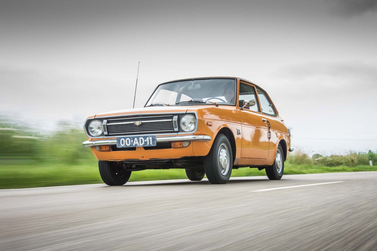 Toyota 1000, exterieur, schuin voor, oranje, rijdend