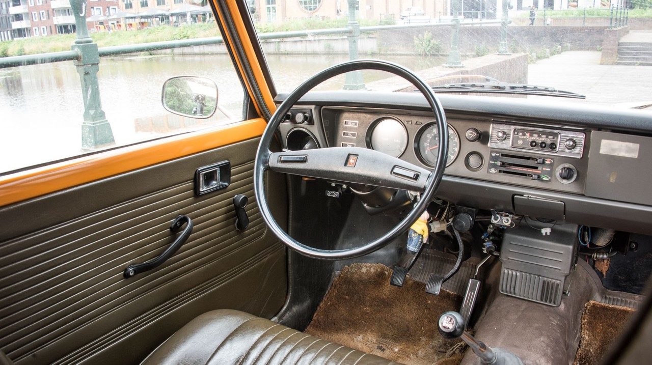 Toyota 1000, interieur, stuur en dashboard