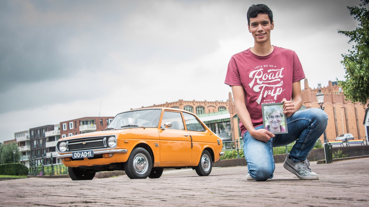 Toyota 1000, naast Bart Klep, met foto oma Riet