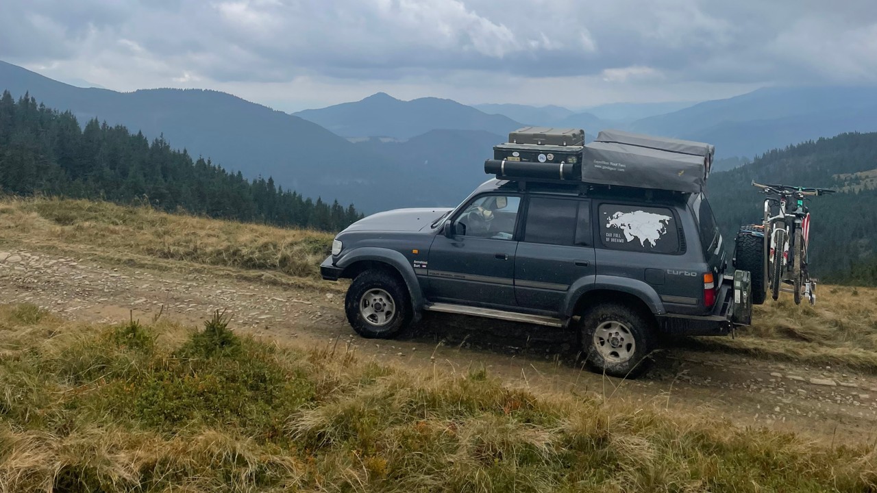 Toyota Land Cruiser, duurzaam reizen met Bart en Annelouc, rijdend