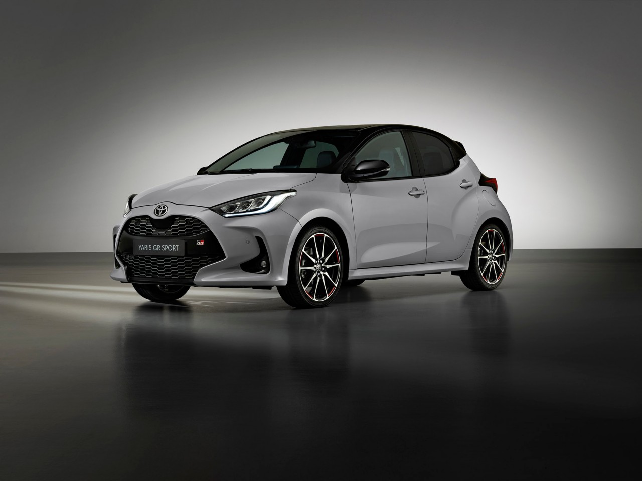 Toyota-Yaris-GR-Sport-exterieur-voorkant-wit