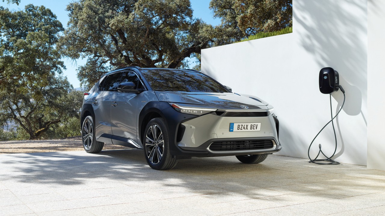 Toyota-exterieur-bz4x-schuin-voor-opladen