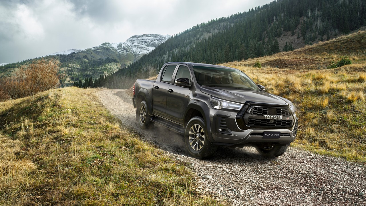 Toyota-Hilux-GR-Sport-exterieur-voorkant-driekwart-linksvoor-rijdend