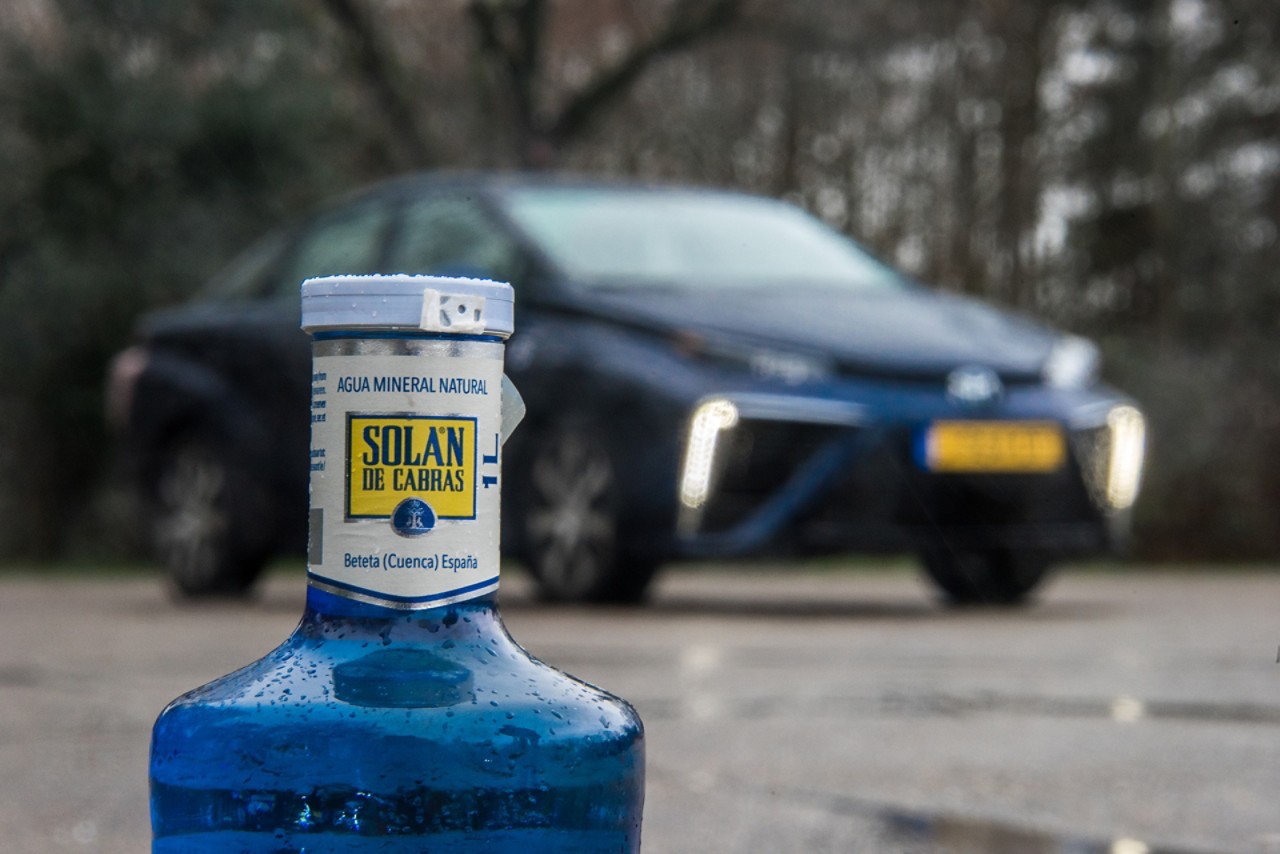 Toyota Mirai, exterieur, rechtsvoor, blauw, waterfles