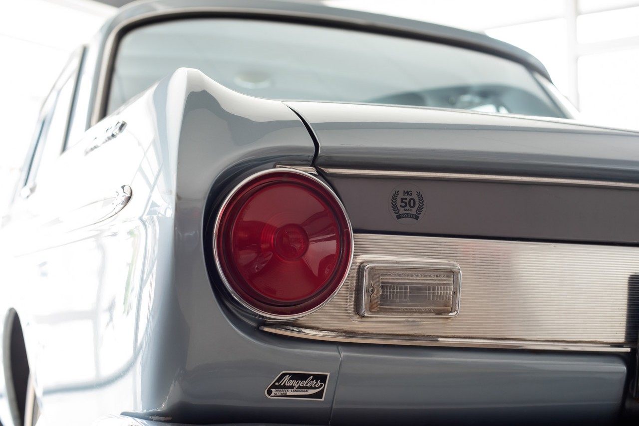 Toyota Crown Deluxe, exterieur, achterlicht, MG 50 jaar, sticker