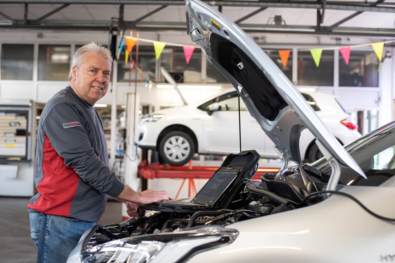 Toyota, Jos Houwers, exterieur, open motorkap, computer, zijkant, Yaris Hybrid