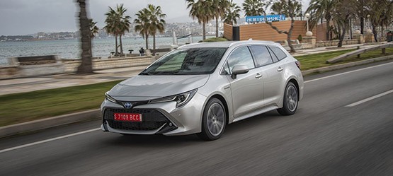 Toyota Corolla, exterieur, grijs, schuin voor, rijdend langs strand