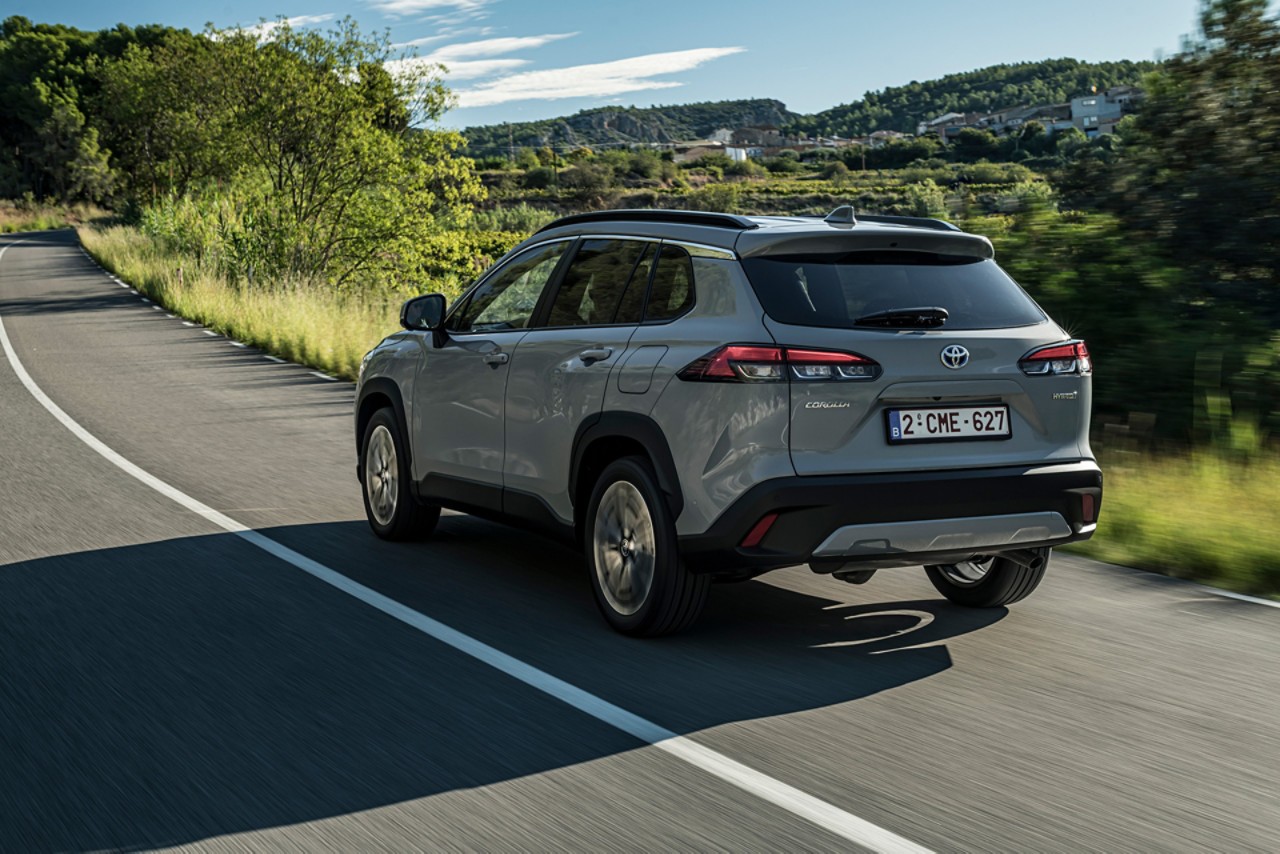 2022, corolla cross, hybrid, dpl, awd, cement, grey, exterieur, driekwart, linksachter