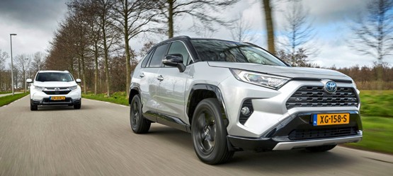 Toyota RAV4, schuin voor, exterieur, rijdend voor Honda CRV