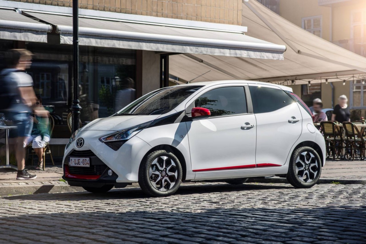 Toyota Aygo, exterieur, wit, linksvoor, geparkeerd naast terras