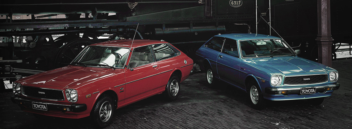Toyota Corolla, derde generatie, exterieur, twee naast elkaar, rood, blauw