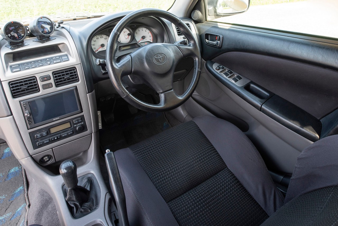 Toyota Caldina, interieur, dashboard, stuur, zwart