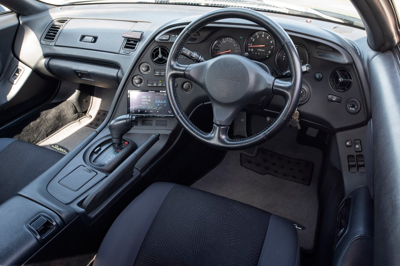 Toyota Supra, interieur, dashboard, stuur, zwart
