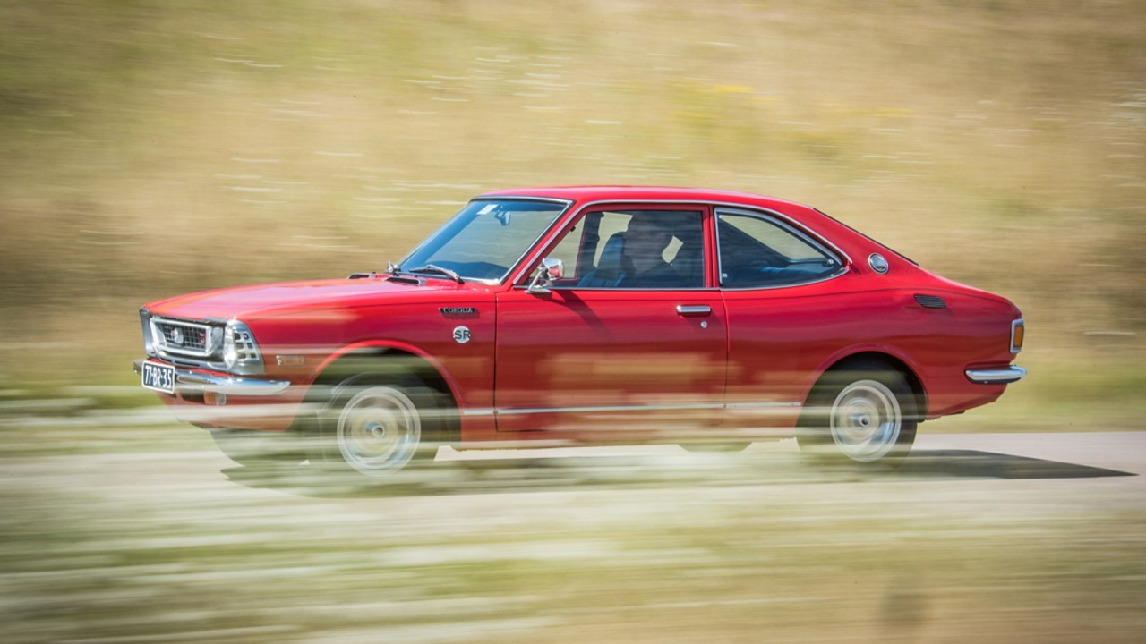 Toyota Corolla KE20 Coupe SR exterieur zijkant rijdend