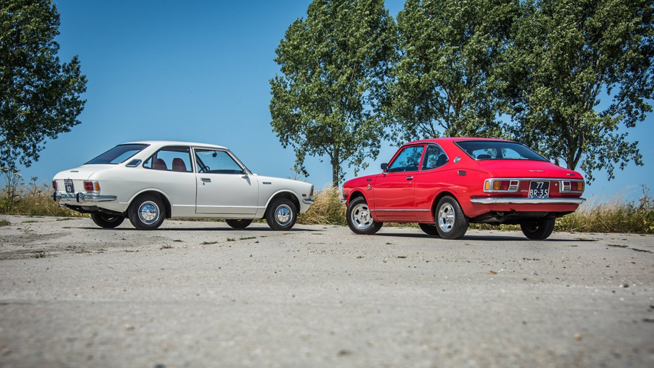 Toyota Corolla KE20 exterieur wit en rood achterkant driekwart