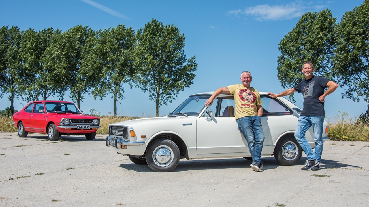 Toyota Corolla KE20 exterieur zijkant wit driekwart voor rood