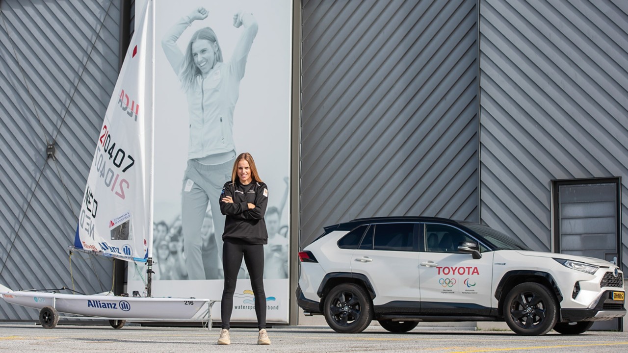 Toyota, Marit Bouwmeester, close-up, zittend, gras