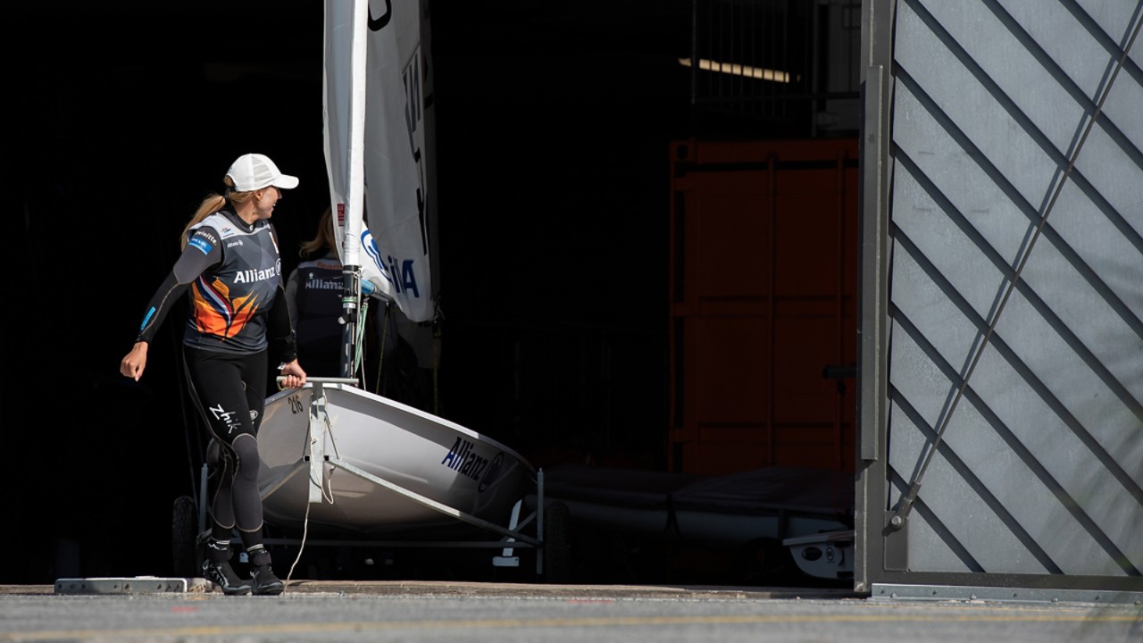 Toyota, Marit Bouwmeester sleept Laser zeilboot uit hangaar