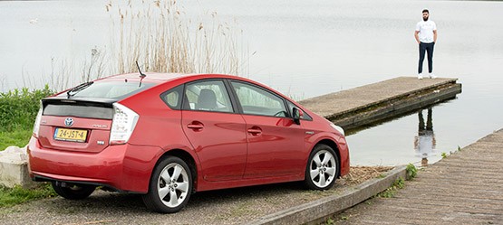 Toyota Prius, exterieur, rechtsachter, rood, naast waterkant