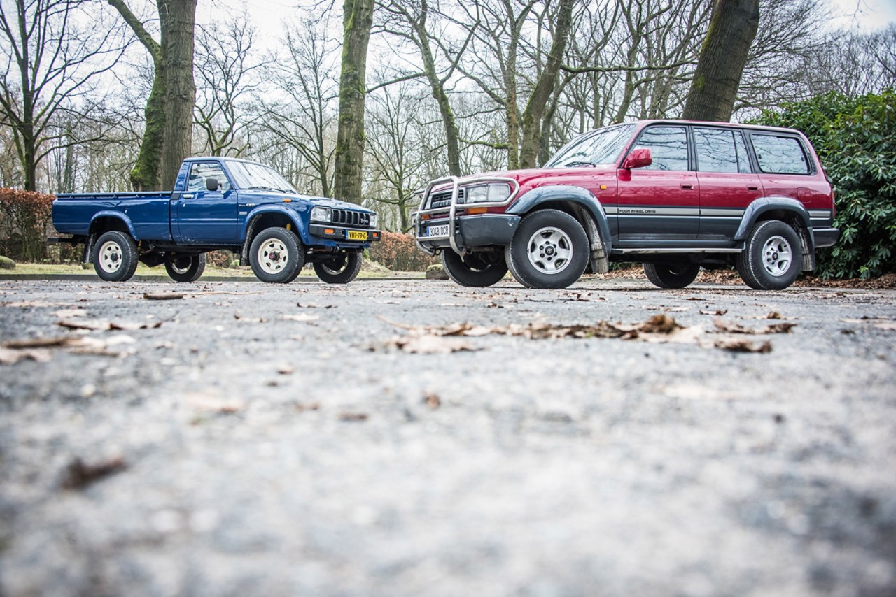 Toyota-Hilux-Land-Cruiser-HDJ80-exterieur-blauw-rood-linker-zijaanzicht