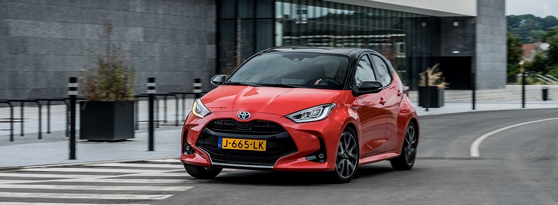 Toyota Yaris, exterieur, schuin voor, rood, rijdend