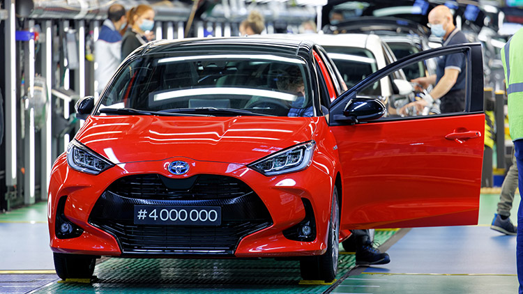 Toyota Yaris, exterieur, voorkant, rood, 4 miljoenste, op productieband