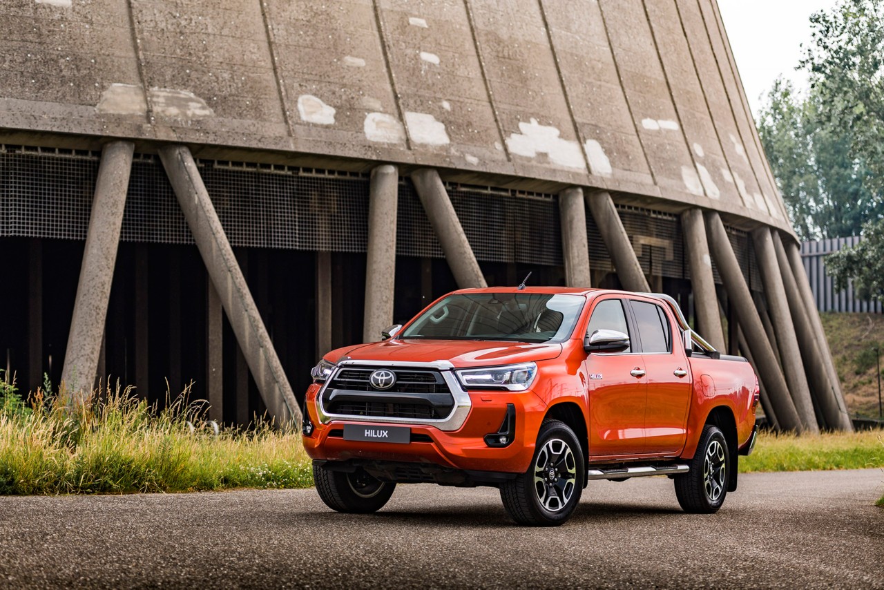 Toyota-Hilux-exterieur-linksvoor-rood