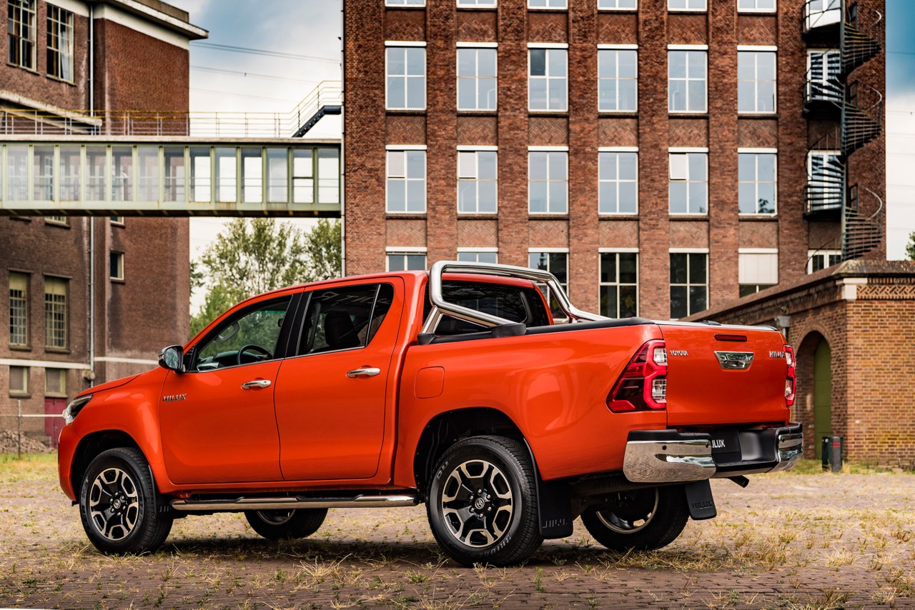 Toyota Hilux, exterieur, rood, schuin achter, links, industriële omgeving