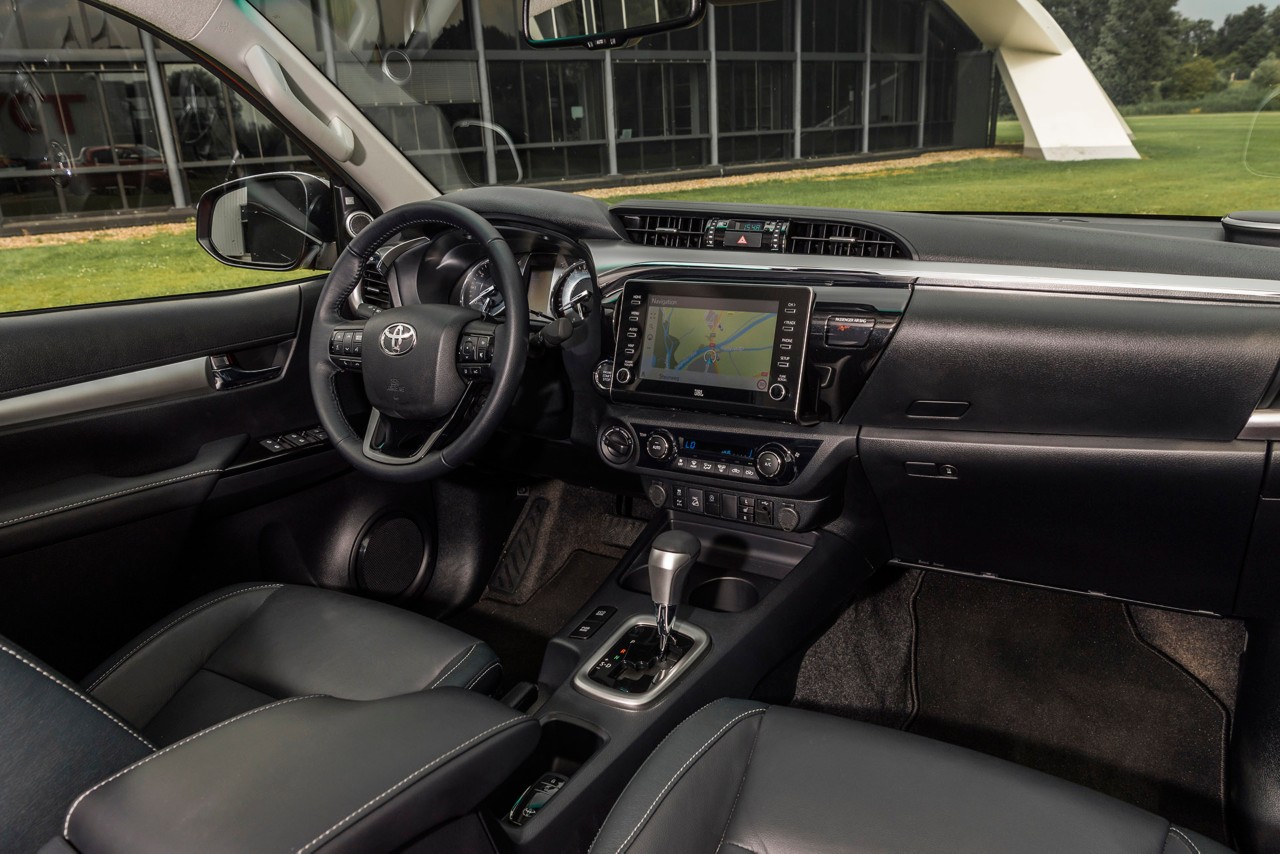 Toyota Hilux, interieur, zwart, voorstoelen