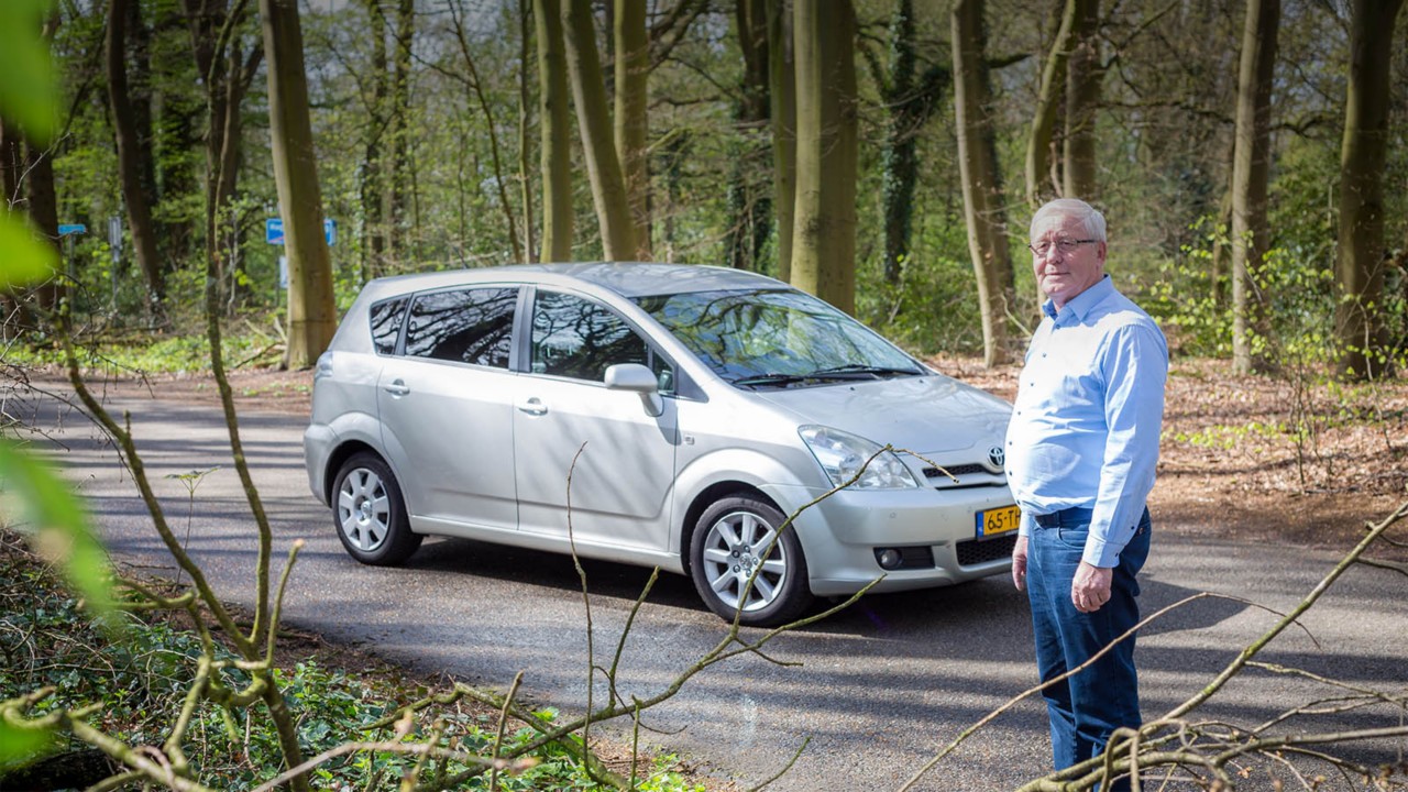 Toyota Corolla Verso, exterieur, rechtsvoor, naast Jan Schol