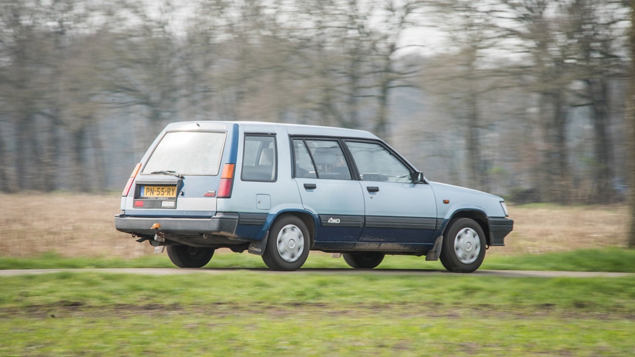 Toyota Tercel exterieur driekwart rechtsachter rijdend